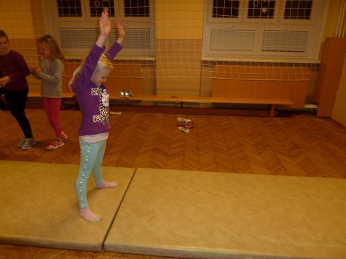 Gymnastický kroužek pro dívky ve věku 6 - 11 let - 07.12.2015