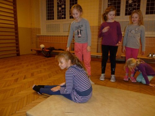 Gymnastický kroužek pro dívky ve věku 6 - 11 let - 07.12.2015