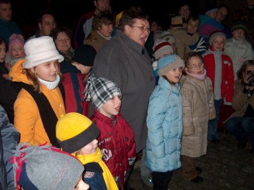 Vánoční zpívání před Obecním úřadem - 3.12.2004