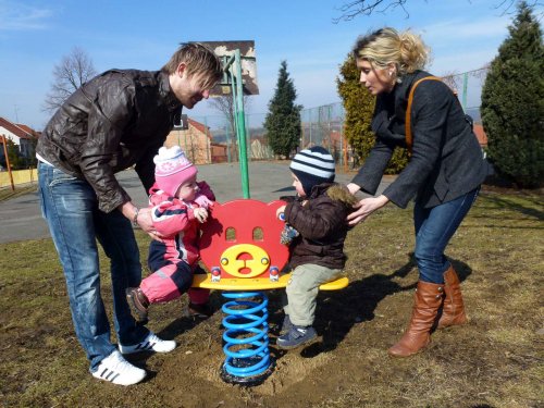 Nové herní prvky na dětském hřišti na Záhumní - 10.3.2012
