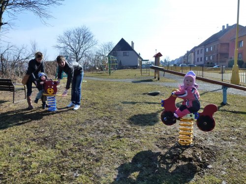 Nové herní prvky na dětském hřišti na Záhumní - 10.3.2012
