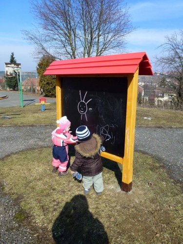 Nové herní prvky na dětském hřišti na Záhumní - 10.3.2012