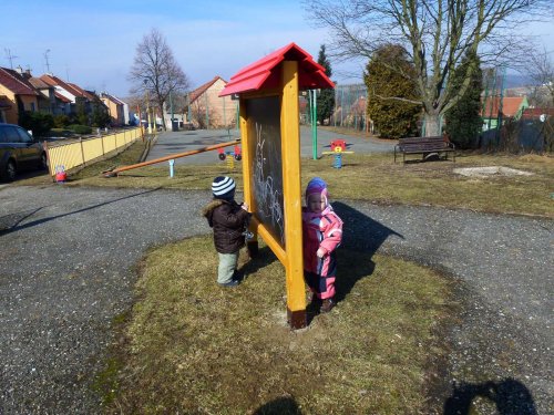 Nové herní prvky na dětském hřišti na Záhumní - 10.3.2012