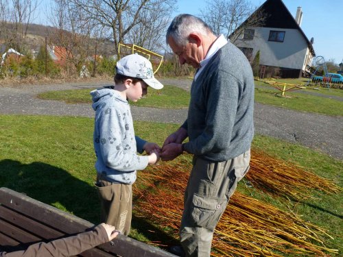Pletení velikonočních pomlázek - 25.3.2012