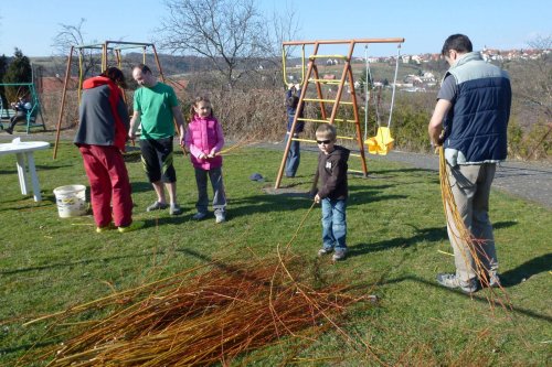 Pletení velikonočních pomlázek - 25.3.2012
