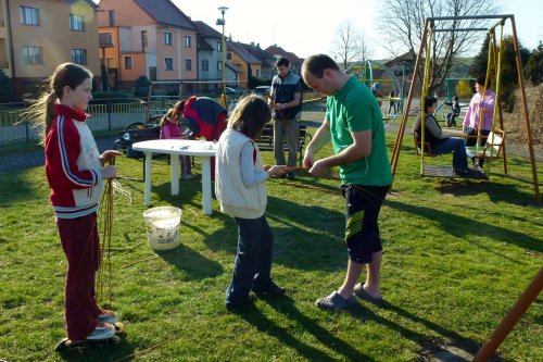 Pletení velikonočních pomlázek - 25.3.2012