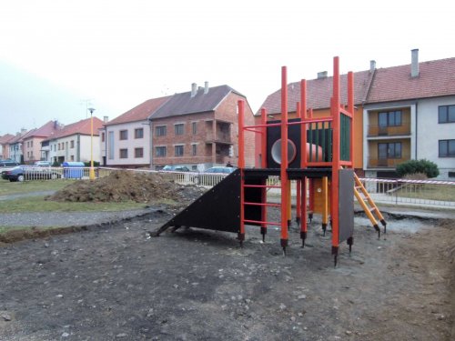 Stavba hřiště na Záhumní - 10.4.2013