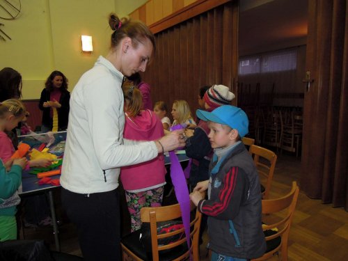 Přípravy na Královničky aneb Nosení létečka v Podolí - 27.3.2014