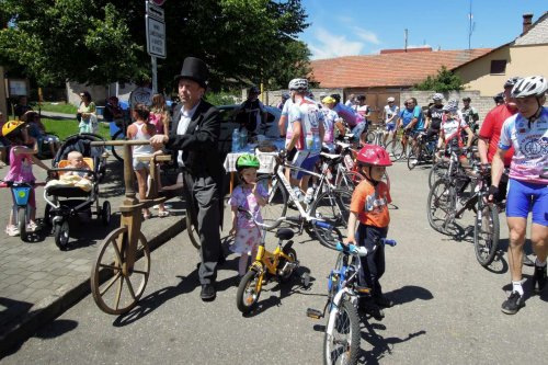 Peleton Na kole dětem s Josefem Zimovčákem se zastavil i v Podolí - 6.6.2014