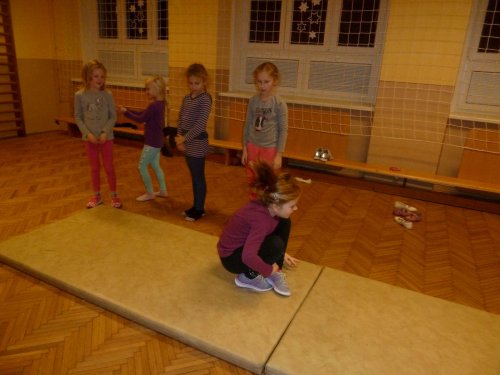 Gymnastický kroužek pro dívky ve věku 6 - 11 let - 7.12.2015