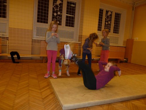 Gymnastický kroužek pro dívky ve věku 6 - 11 let - 7.12.2015