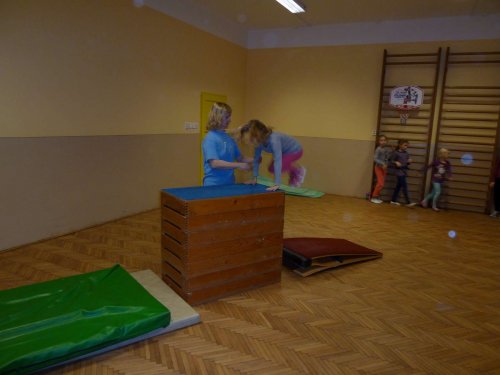 Gymnastický kroužek pro dívky ve věku 6 - 11 let - 7.12.2015