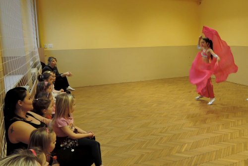 Břišní tance holčiček z Podolí - návštěva mistryně světa Verči Luběnové - 8.3.2016
