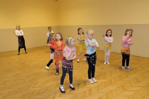 Břišní tance holčiček z Podolí - návštěva mistryně světa Verči Luběnové - 8.3.2016