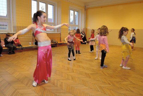 Břišní tance holčiček z Podolí - návštěva mistryně světa Verči Luběnové - 8.3.2016