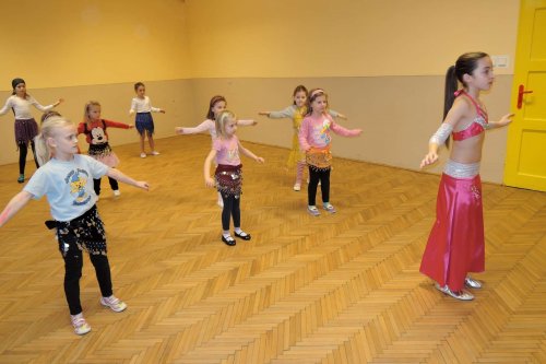 Břišní tance holčiček z Podolí - návštěva mistryně světa Verči Luběnové - 8.3.2016