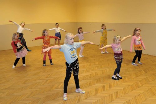 Břišní tance holčiček z Podolí - návštěva mistryně světa Verči Luběnové - 8.3.2016