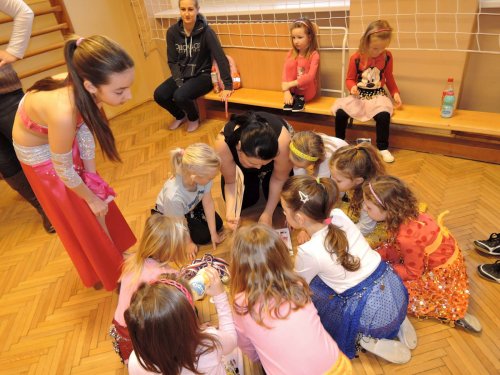 Břišní tance holčiček z Podolí - návštěva mistryně světa Verči Luběnové - 8.3.2016
