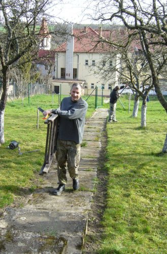 Brigáda zahrádkářů ve školní zahradě - 3.4.2016