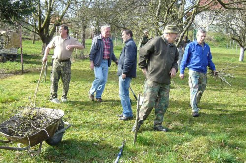 Brigáda zahrádkářů ve školní zahradě - 3.4.2016