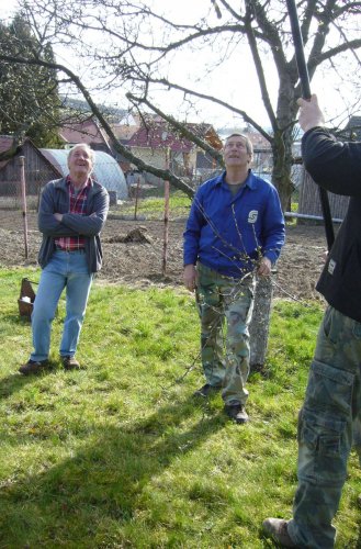 Brigáda zahrádkářů ve školní zahradě - 3.4.2016