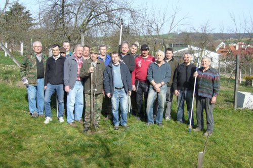 Brigáda zahrádkářů ve školní zahradě - 3.4.2016