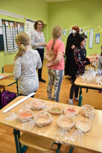 Paní starostka rozdávala dárky ve škole a školce - 21.12.2021