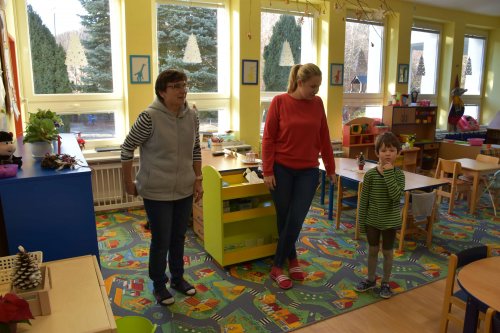 Paní starostka rozdávala dárky ve škole a školce - 21.12.2021
