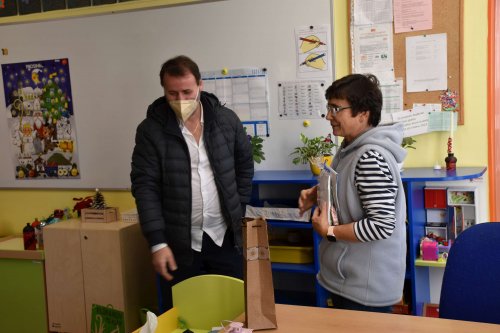 Paní starostka rozdávala dárky ve škole a školce - 21.12.2021