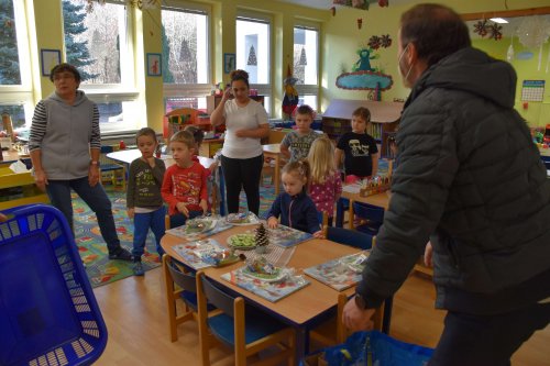 Paní starostka rozdávala dárky ve škole a školce - 21.12.2021