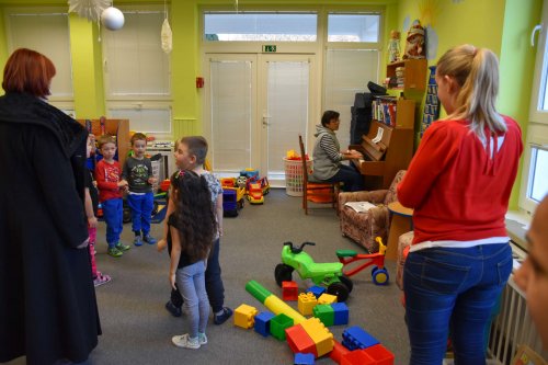 Paní starostka rozdávala dárky ve škole a školce - 21.12.2021