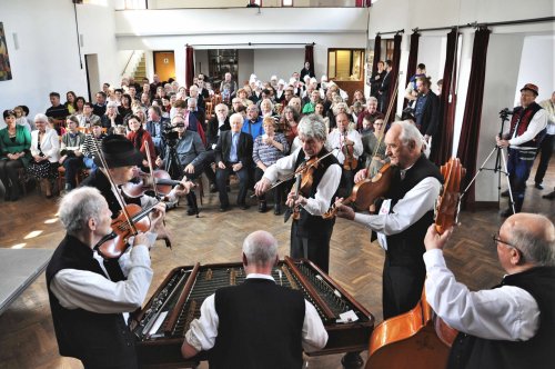 František Holmes Ilík oslavil 75 let - pogratulovaly mu i Podolské Frišky - 16.4.2023