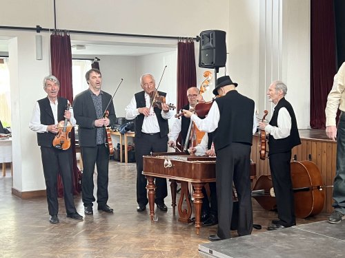 František Holmes Ilík oslavil 75 let - pogratulovaly mu i Podolské Frišky - 16.4.2023