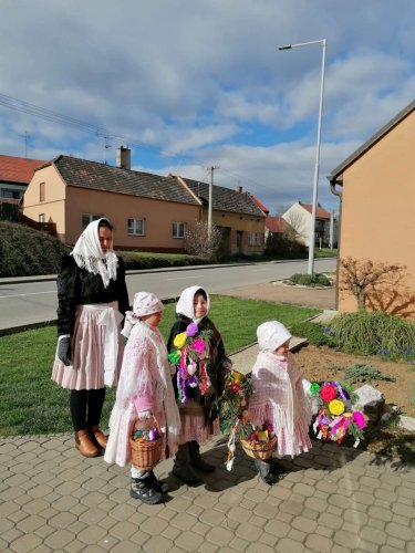 Královničky - nosení létečka v Podolí - 6.4.2025