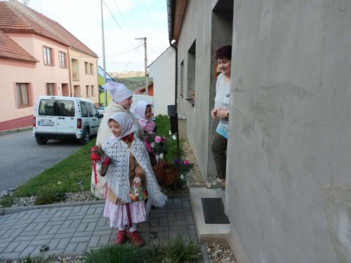 Královničky - nosení létečka v Podolí - 6.4.2025