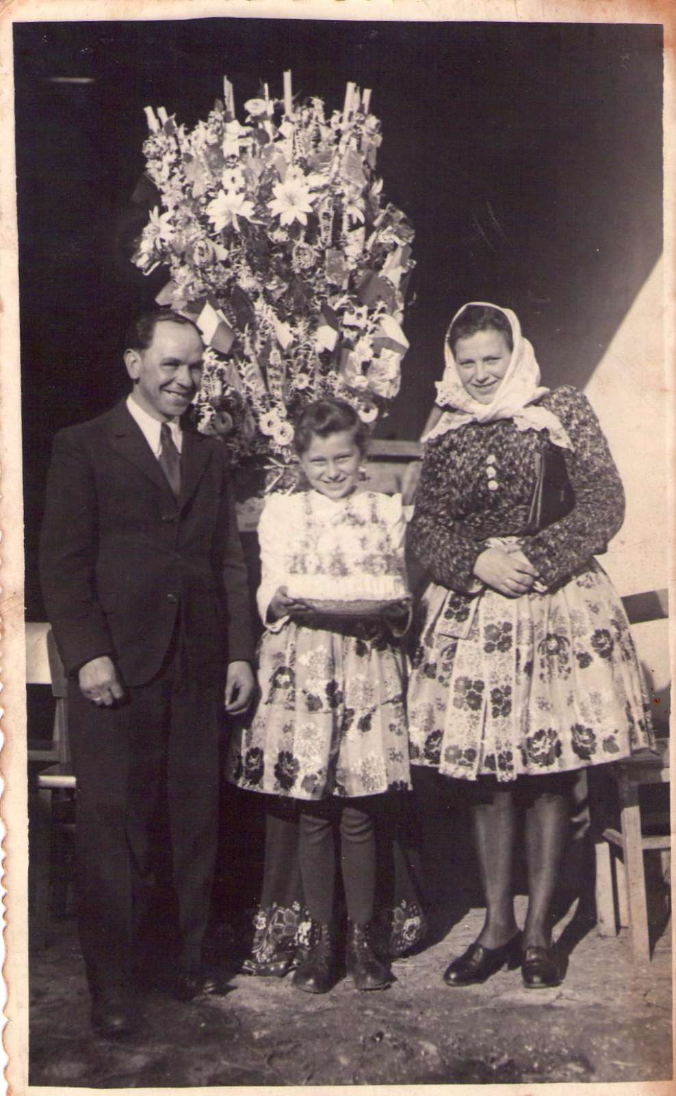 Novomanželé Alois a Anna Snopkovi se svatebním koláčem, r. 1946.